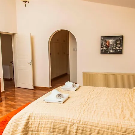 Villa 6 Bdr With Tennis Court *