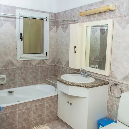 Villa 6 Bdr With Tennis Court Paphos