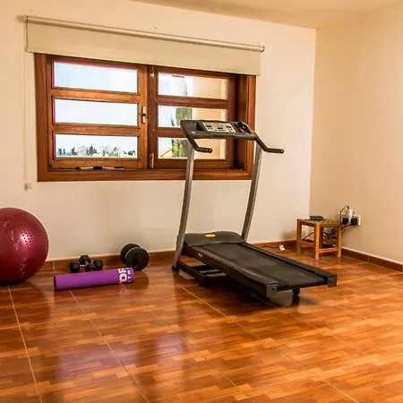 Villa 6 Bdr With Tennis Court *
