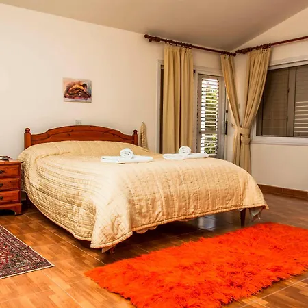 Villa 6 Bdr With Tennis Court *