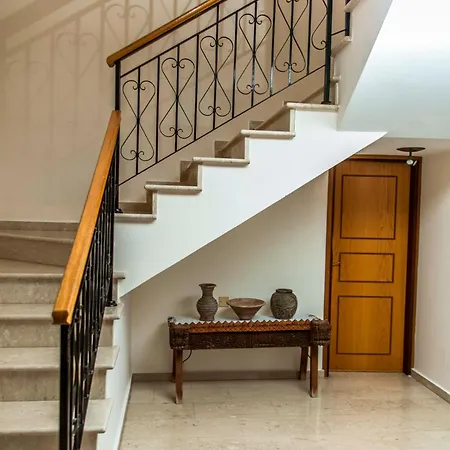 Villa 6 Bdr With Tennis Court *