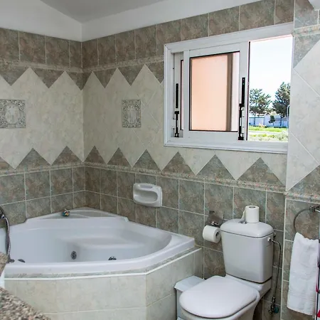 Villa 6 Bdr With Tennis Court Paphos